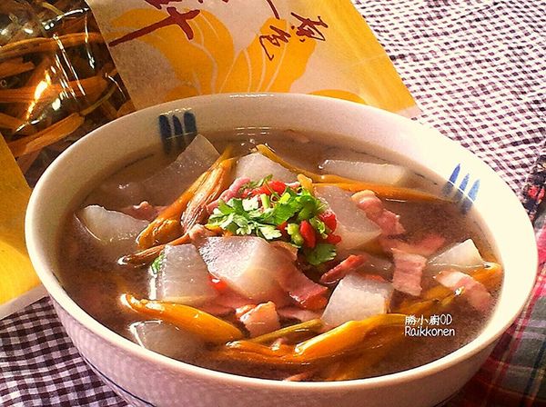 起鍋前下鹽巴.胡椒粉調味 (枸杞已代替味精)撒上香菜末 就完成了!