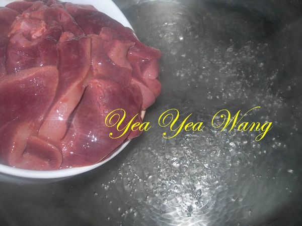 將豬肝切片放入滾水中汆燙(大概沒看到出血水後撈起並過冷水洗去雜質)