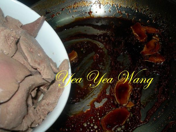 待調味料煮成稠狀後再放入汆過的豬肝片拌炒均勻