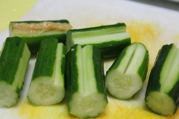 將冰鎮過的小黃瓜清洗乾淨直接切斷。
【切斷後，泡入冰水中增加口感】