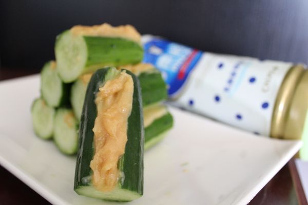 將小黃瓜其中一件切小口，填入『可爾必思乳酸菌發酵乳味噌醬』即可上桌。