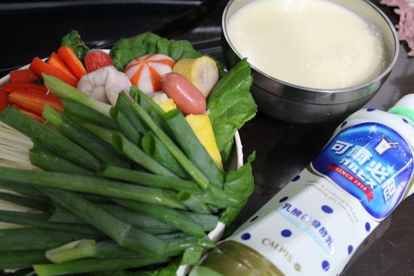 一開始先將材料準備好。
一般豆漿或現磨豆漿都可以喔!!
豆漿參考:http://icook.tw/recipes/52967