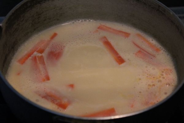 下鍋煮後將需要滾煮較久的食材(如:蘿蔔)先下鍋煮。