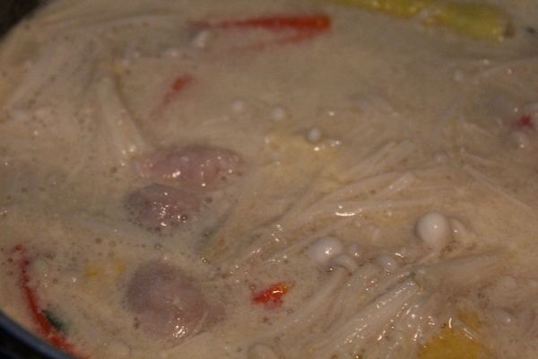 將食材加入，滾煮火鍋料(熟後)>>烏龍麵+一小匙的"可爾必思乳酸菌發酵乳">>蔬菜