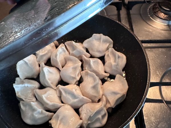 冷凍水餃，請先加水蓋至水餃1/3，蓋上鍋蓋燜煮，差不多表皮有熟後，加入適量的油，確保每個水餃底下都有沾到油後，蓋上鍋蓋開始煎。

一般水餃就加油後放入水餃，蓋上鍋蓋煎。