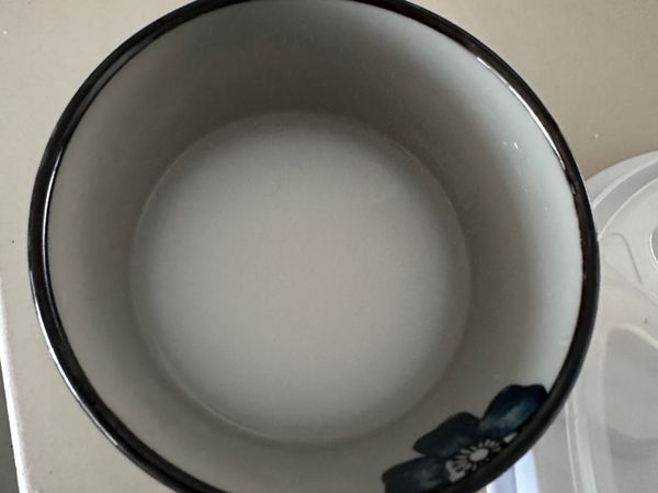 確認底部都金黃色或是深一點的黃褐色後，加入調好的太白粉水，轉小火，一樣蓋上鍋蓋，繼續悶煮差不多3-5分鐘。
確認邊緣都焦焦的時候差不多就可以起鍋盛盤