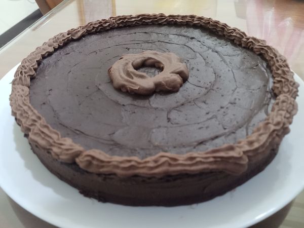 1.每層蛋糕片都塗上甘納許
（若想要吃有空氣感一些，可將甘納許打發）
2.最上層也抹上甘納許，並加入一些喜歡的裝飾
3.冷藏30分鐘就可以切了🍰