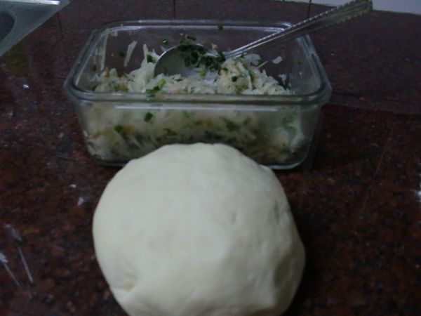 把麵粉和鹽混合，65℃的溫水沖入拌勻，再用雙手揉約3分鐘滾圓後蓋上保鮮膜靜置30分鐘。