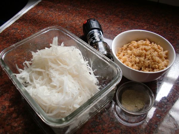 蘿蔔絲用份量外鹽醃漬15分鐘後擠乾水份，蝦米先以溫水泡洗後擦乾切成細末。用一炒鍋倒入一匙沙拉油，先炒香蝦米末，再把蘿蔔絲加入拌炒，灑下青蔥末，其他調味料加入拌勻即為內餡。