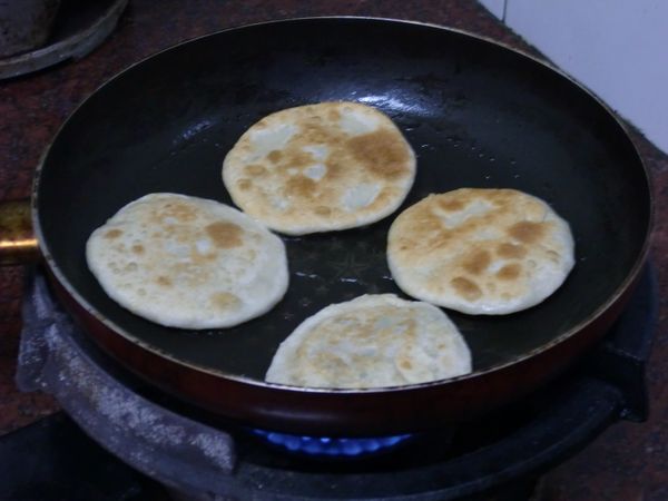 準備平底鍋，加入2大匙油，把蘿蔔絲餅放進鍋內用小火半煎半炸至兩面金黃焦香即可取出裝盤。