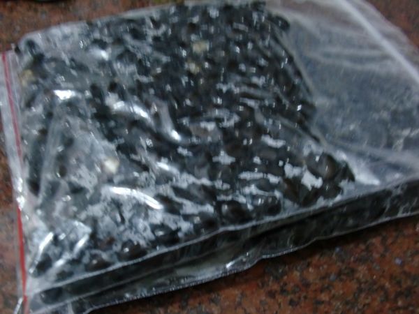 黃豆冷卻後分裝到夾練袋中冷凍，每天早上取出一包量並煮滾一壺水，加入糖用料理機（或果汁機）攪打後，再以細濾網過濾即可飲用。