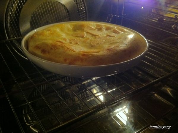 烤盤塗抹少許油，加入一半的麵糊後鋪上蘋果，接著把剩下一半的麵糊全數倒入烤盤內