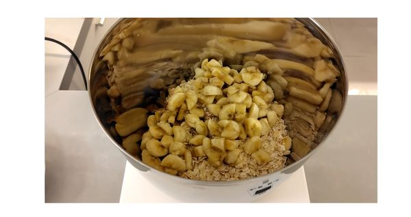 將材料, 放入日本KNEADER揉麵機PK1015T, 設定速度3, 時間3分鐘拌勻成麥片泥.