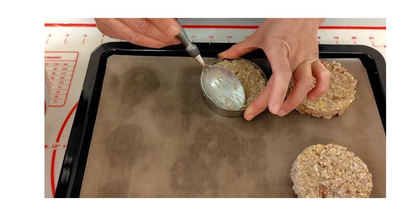 取適量麥片泥置入模具內, 用湯匙壓緊實.