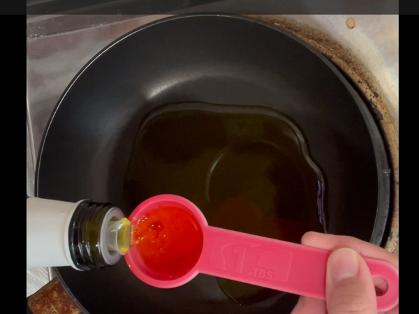 練蔥油
四大匙的油