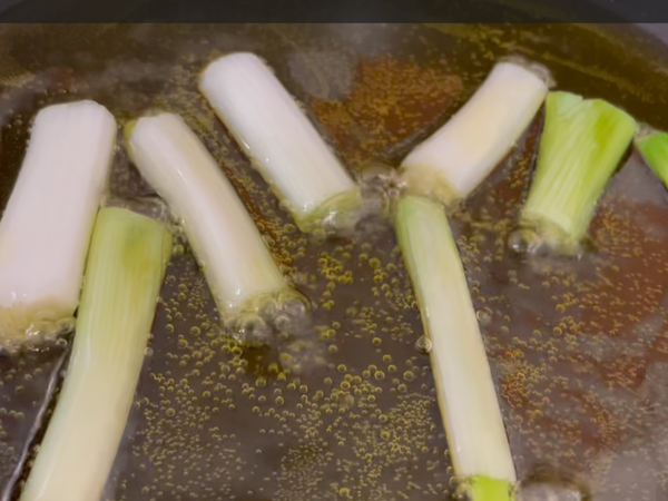 放入蔥白段小火慢煎