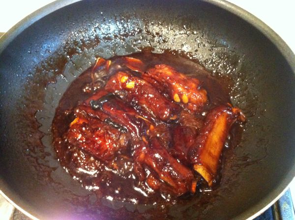 約莫10-15分鐘,醬汁轉為濃稠後,即可熄火..將作法2的豆芽菜先舖盤,再將豬小排擺上,淋些醬汁,就可以上桌食用囉!!