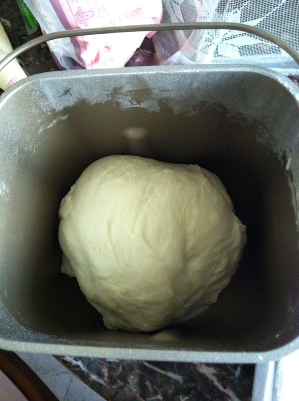 使用揉麵功能~時間到後取出麵糰分成1半,用濕布蓋住麵糰15分鐘