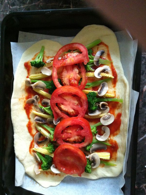 擀好麵皮後,在麵皮上平均刷好醬料,再將燙好的蔬菜鋪上~烤箱設定180度預熱10分鐘