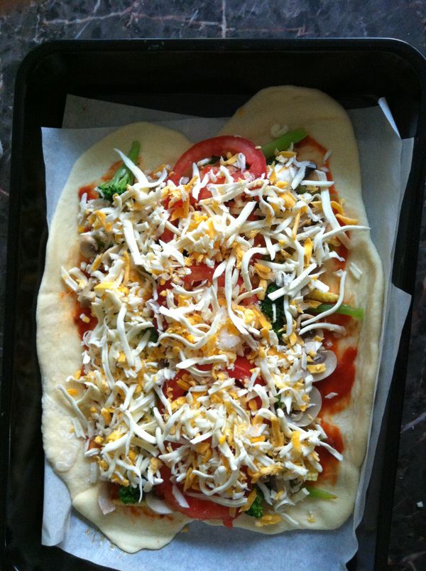 將起士條平均灑滿~送進烤箱烘烤200度20分鐘