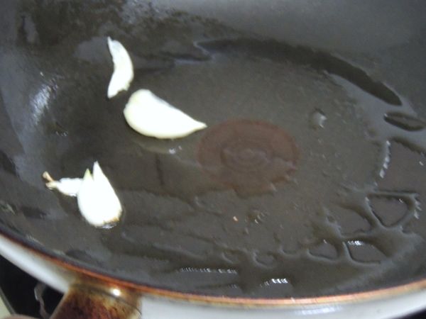 接下來熱鍋放入少量的油,將蒜末先爆香.