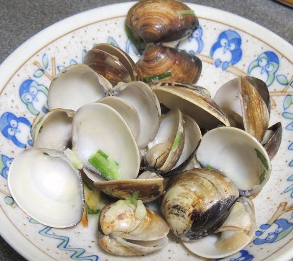 然後再加點蔥花配色,蓋上鍋蓋等蛤蜊打開即可盛盤起鍋.