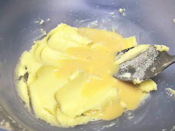再加入半顆蛋液並攪拌均勻

(攪拌過程會有點像是結塊)
(看起來不太妙，但是是正常的)