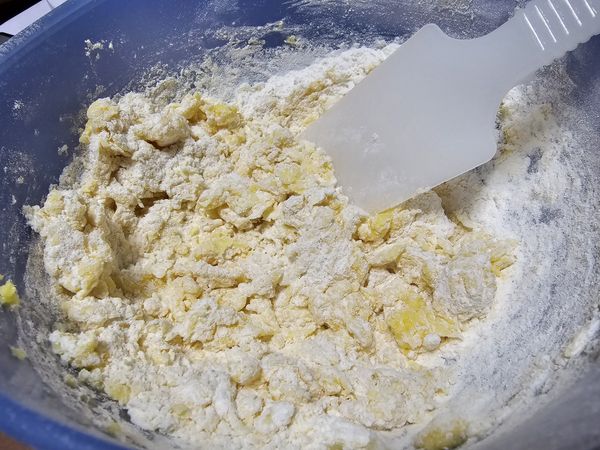 加入過篩好的100克低筋麵粉開始混合

(剛開始會懷疑自己是不是粉加多了)
(但繼續混合就會發現是自己想多了)
(麵糰會非常黏手，千萬不要下手揉)