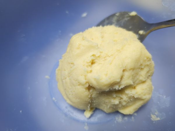 務必把麵糰充分混合，攪拌至沒有顆粒
否則餅乾口感不好