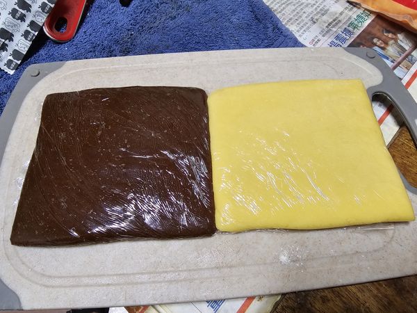 使用保鮮膜將麵糰包上
大小盡量控制與奶油麵糰一樣大
(至少長度一樣)

之後將兩個麵糰一起放進冰箱冷藏一個小時