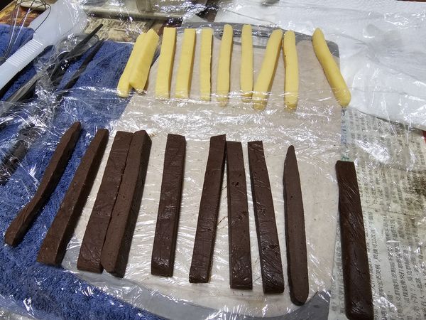 一個小時後將麵糰拿出來切成長條狀

(切的過程手盡量不要碰麵糰太久)
(以防奶油被手的溫度融化而變得黏手無法定形)