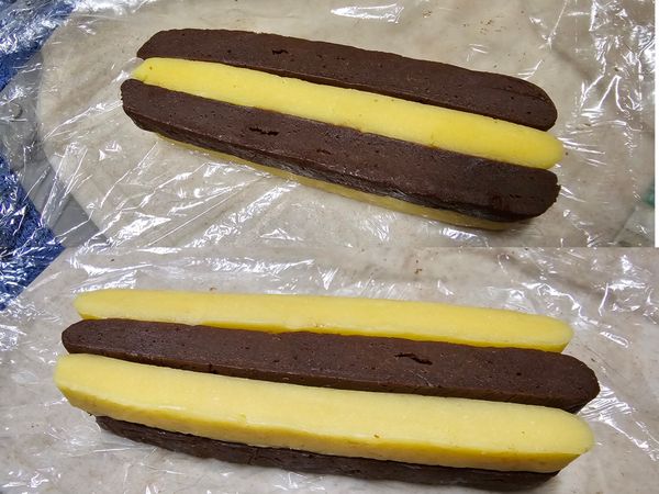 將剛剛切好的麵糰交叉疊上
第一層  巧克力 |   奶油   | 巧克力
第二層      奶油 | 巧克力 | 奶油
(這樣等等切出來就會是好看的格子圖案)