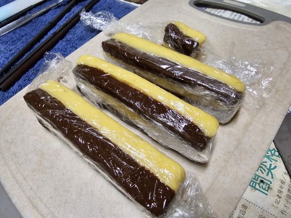 兩層疊好後用保鮮膜包裹住
趁這個時候塑型
並壓緊實讓麵糰黏合
完成後再放入冰箱冷藏30分鐘