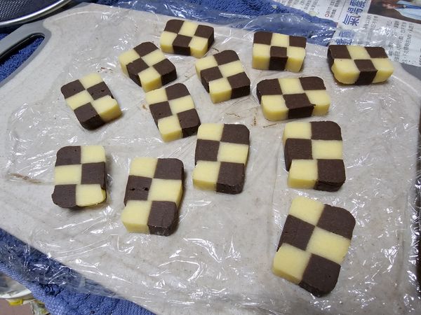 將麵糰取出

切麵糰前可以先開始預熱烤箱180度

之後把麵糰切成1公分的厚片