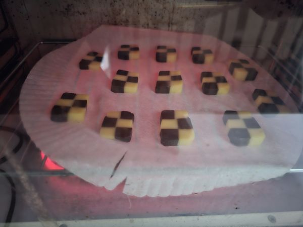 使用烤箱180度烤15分鐘左右

(依據每台烤箱的溫度表現不同)
(烘烤時間可能會延長或縮短，可以自行斟酌)

(烤箱的上下火若不均勻也會影響成果)
(建議可以在烘烤途中翻面看看成色)