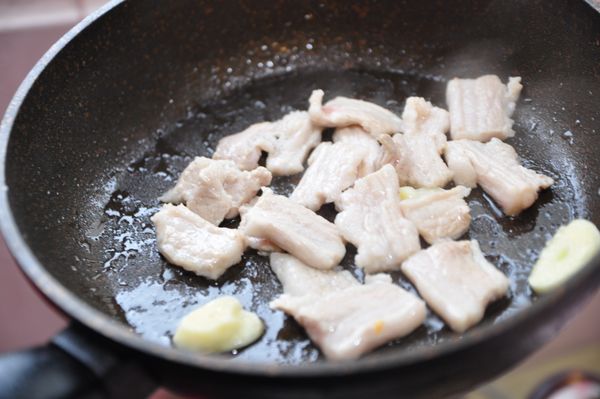 先將蒜片與豬肉片以少許的油下鍋煸香，讓肉片煎的微微的焦黃!