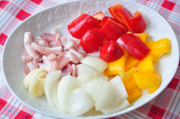 備料:彩椒、洋蔥切塊狀；另備蒜片、肉片。
喜歡有脆脆口感的可以選擇松阪肉片，喜歡軟嫩的口感可以選擇肋排附近的阪肉片!