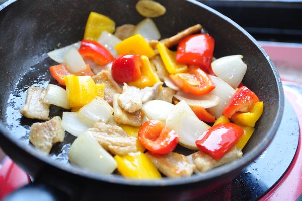 接著放入洋蔥片、彩椒片拌炒，加入義大利香料及椒鹽調味即可。(彩椒、洋蔥接可生食，所以可以不需炒過久，讓味道過一下即可起鍋喔!)