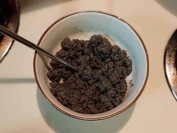 奶油先融化，再加入芝麻糊，糖，攪拌