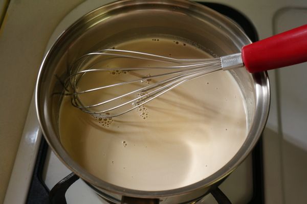 先將300g的豆漿加上30g的鮮奶油和40g的黑糖加熱