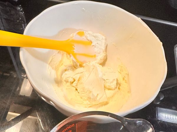 將奶油乳酪用拌刀攪散呈現柔化狀。
（可先拿出室溫退冰、比較容易攪開）