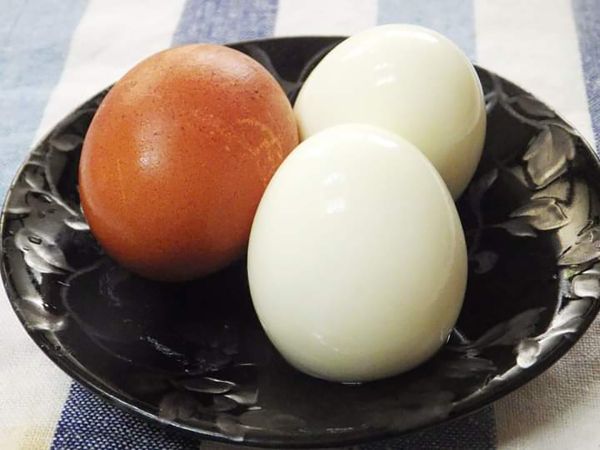 雞蛋煮熟後放入冷水中剝殼備用