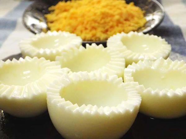 把白煮蛋對半切，先把蛋黃挖出來備用（雞蛋邊雕不雕花皆可）