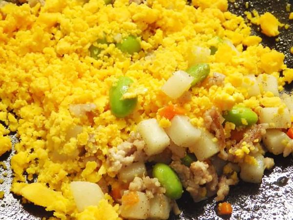 馬鈴薯及，紅蘿蔔，毛豆事先燙熟瀝乾水份備用

以少許食用油先將雞胸肉炒熟，淋上些許醬油及水拌炒，再加入所有食材及調味料，最後加上入先前挖出來的蛋黃跟所有食材拌勻