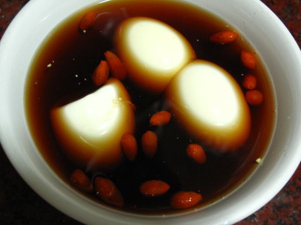 將煮好的蛋，邊沖水邊剝蛋殼，將剝好的蛋放入冰水中放涼，待蛋涼透將其擦乾，放入醃料中冷藏1-2天至入味