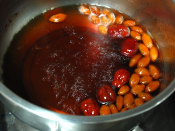 將醬油、紅冰糖、枸杞、紅棗、水一起煮沸，煮沸後轉成小火續煮5-10分鐘，熄火，放涼，加入金門高粱酒，備用