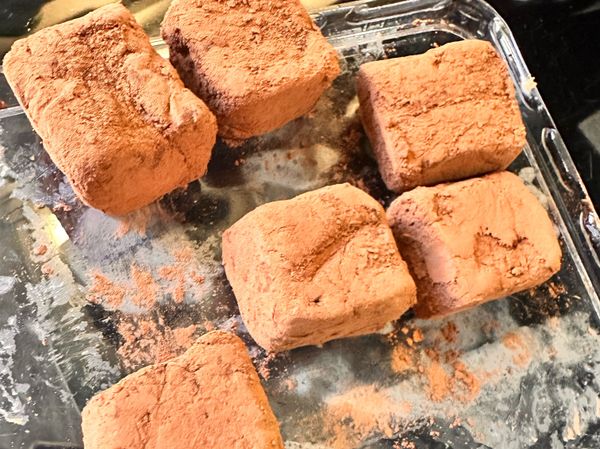 我把部分切小塊，沾滿巧克力粉，放置冷凍。
當巧克力吃～也好吃