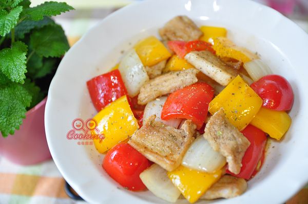 香甜的甜椒與軟嫩的肉片略拌炒，簡單又實惠的料理!