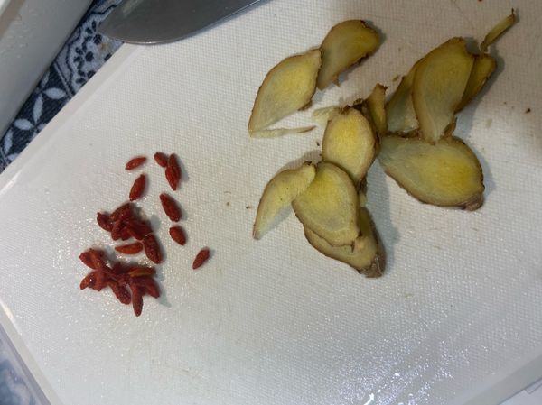 枸杞過水洗淨；薑切片