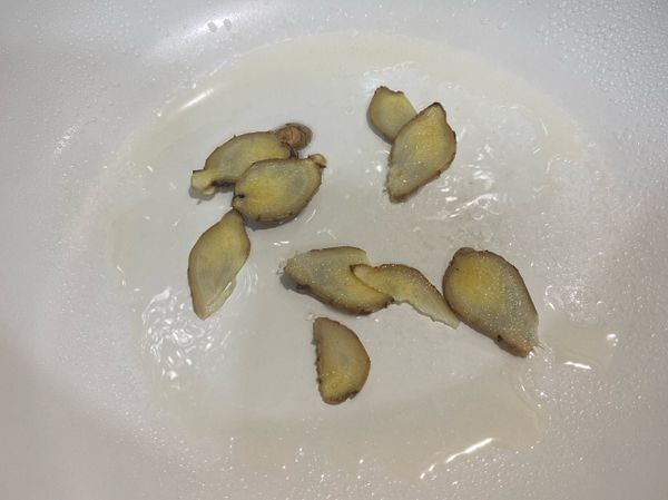 熱油鍋下薑片煸至微焦狀